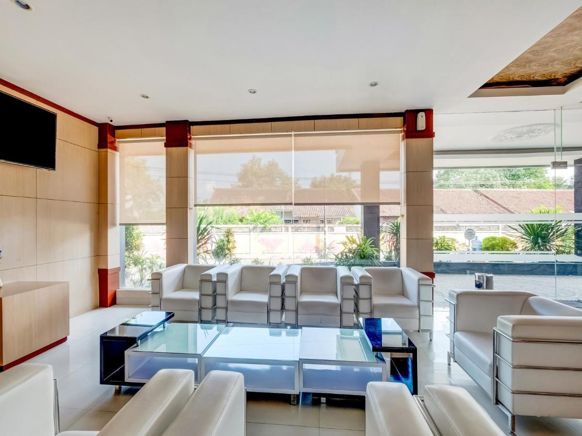 Oyo Flagship 3726 Tembok Batu Residence Tugu Екстериор снимка