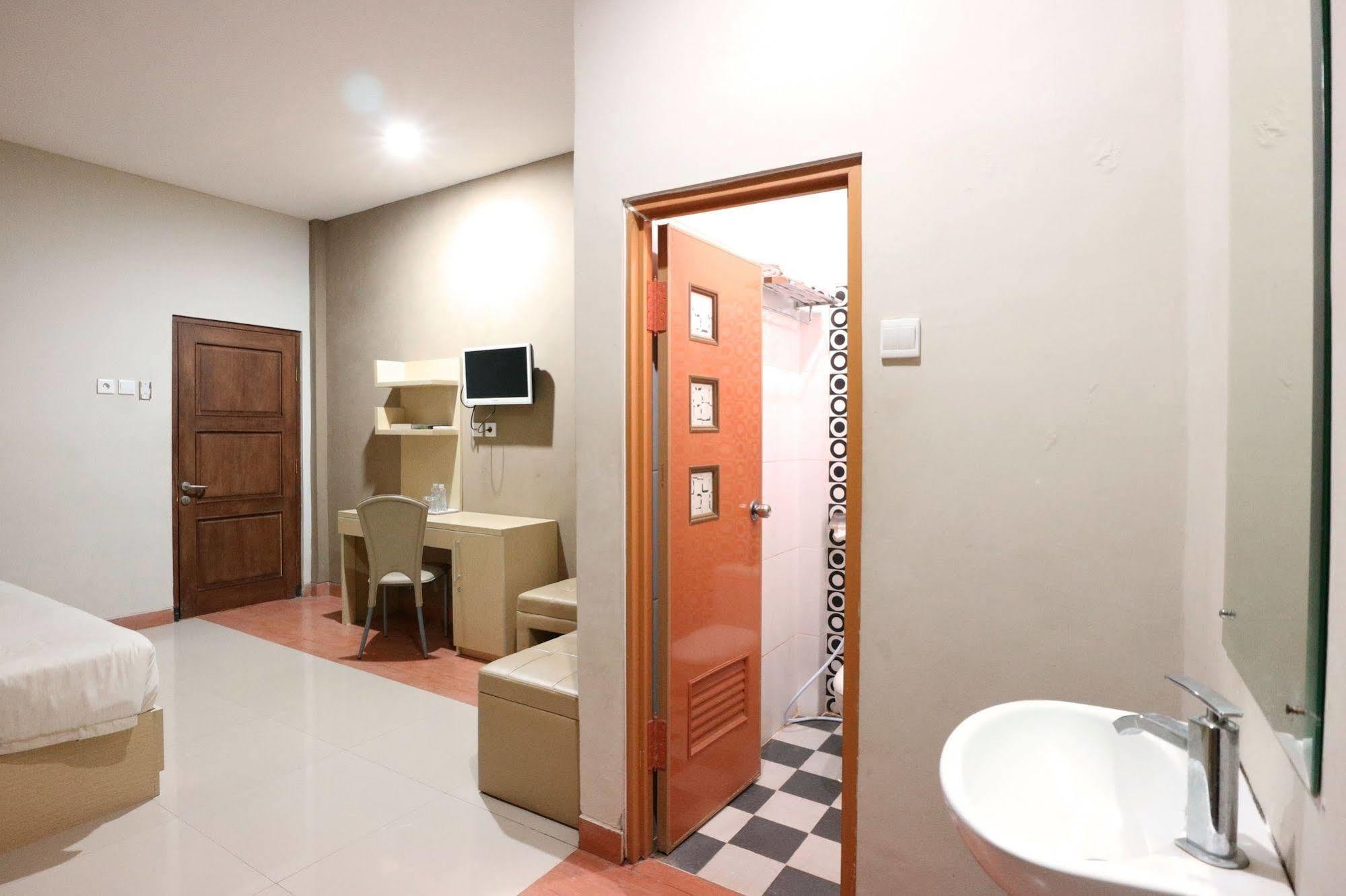 Oyo Flagship 3726 Tembok Batu Residence Tugu Екстериор снимка
